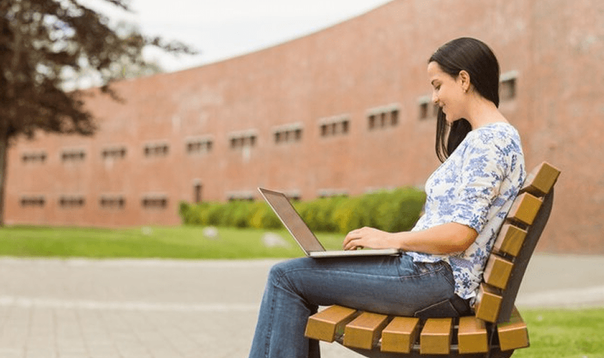 Imagen de estudiante leyendo un libro